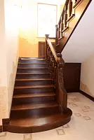 Маршевая деревянная забежная Г-образная лестница Л009